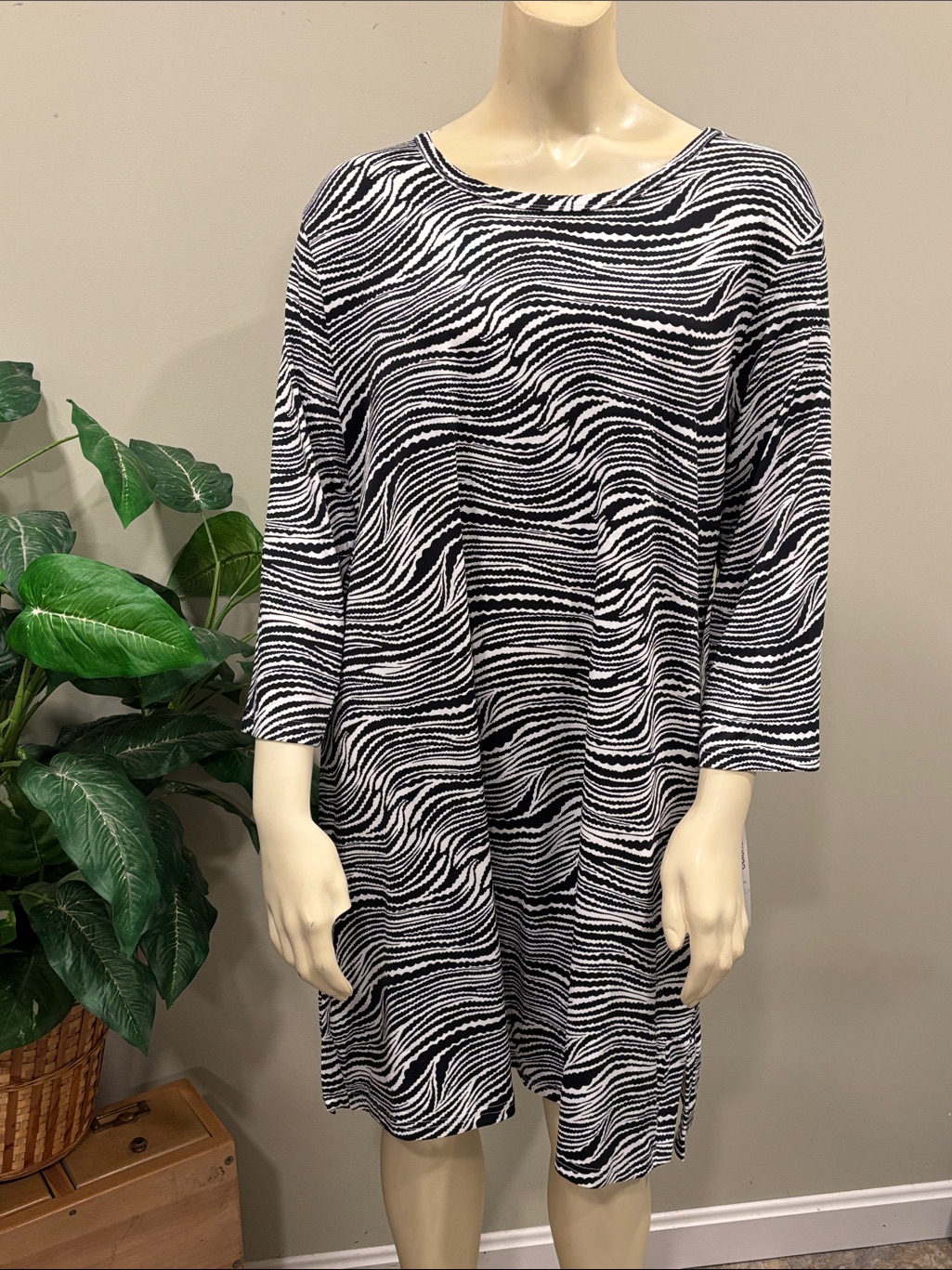 Lulu-B Black & White Wavy Print Upf 50+ 3/4 Sleeve Dress Nwt